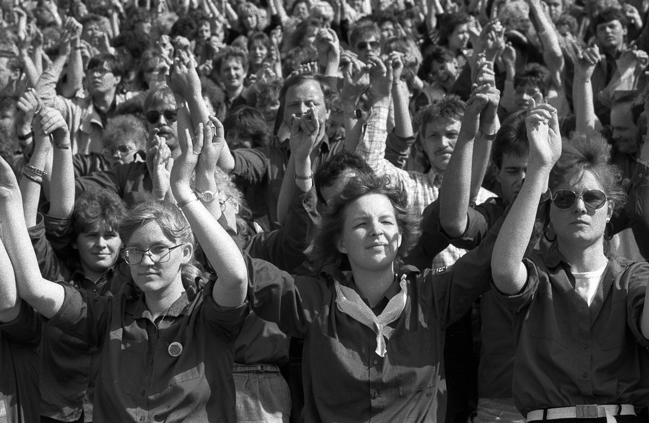 Zum Pfingsttreffen der FDJ im Mai 1989 traf sich die Jugend der republik in Berlin. Bei der Revue im Stadion der Weltjugend war Massenjubel angesagt.  Foto: 12.5.1989  Pfingsttreffen der FDJ - Stadionrevue im Stadion der Weltjugend


tu@pressefoto-uhlemann.de 
Handy 0171-8387487
Berliner Sparkasse  BLZ 100 500 00 
Kontonummer: 0190392746
7 % umsatzssteuerpflichtig
IBAN   DE04 1005 0000 0190 3927 46
SWIFT-BIC   BELADEBEXXX
Finanzamt Marzahn-Hellersdorf
Steuernummer 33/566/64451  
 *** Local Caption ***